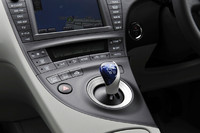 シフトセレクター斜め前方に、「パワー」「エコ」「EV」の3つのモードを選択するスイッチがある。「パワー」モードを選ぶと、アクセルペダルのレスポンスが鋭くなり、シャープな加速を見せる。「エコ」モードでは、アクセルペダルの反応が鈍く、運転していて、ややフラストレーションを感じる。「EV」モードでは、可能な限りモーターだけで走行する。普通に走るぶんには、「ノーマル」モードでなんら不満はない。