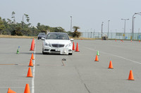 レーダーが障害物を感知すると警告音とディスプレーで警告（第1段階）。ドライバーが反応しなければ、最大制動力の40％で減速するなどして注意を喚起する（第2段階）。