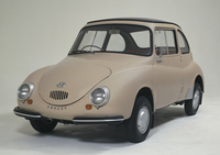 1958年に誕生、軽自動車というカテゴリーを確立した傑作である「スバル360」。全長3m未満ながら大人4人が乗車可能な車重385kgという軽量ボディーのリアに空冷2ストローク2気筒356ccエンジンを積む。後継モデルの初代「R-2」と「レックス」、そして派生した商用車の「サンバー」に至っては2012年までリアエンジンを踏襲した。