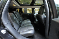 6：4分割可倒式の後席は、左右別々に、前後に15cmスライドできる。（写真をクリックするとシートスライドの様子が見られます）
    