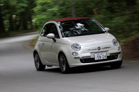 ツインエアには、アイドリングストップ機能が全車に標準で備わる。気になる燃費（10・15モード）は、「500ポップ」が21.8km/リッター、「500／500C ラウンジ」は21.2km/リッターとなる。