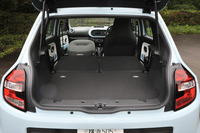 荷室容量は174～980リッター。写真のように助手席を倒すと、2200mmもの長尺物を積むことができる。