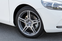 スポーティーな装いの「ボルボV40」限定発売の画像