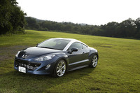 プジョーは、2007年のフランクフルトモーターショーで「308RCZ」という名称のコンセプトモデルを出展。これが大反響を巻き起こし、2009年のフランクフルトでネーミングを「RCZ」に変更して市販型がデビューした。「407」や「3008」など、間にゼロを挟んだ数字を用いるモデル名から決別、ライオンのエンブレムも一新するなど、新生プジョーの船出を意識したニューモデルだ。
