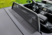 走行風の巻き込みを整えるドラフトストップは電動式に。走行中でも自由に出し入れ可能。