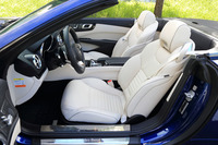 エントリーグレードの「SL400」でもナッパレザーシートが標準装備となる。試乗車の内装色はポーセレン。