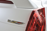 「ATS-V」には標準的な「スペックA」（990万円）と、カーボンのエアロパーツなどがおごられた「スペックB」（1090万円）がある。試乗したのは後者。