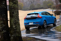 【テスト車のオプション装備】パノラマ・ガラスルーフ＝18万円／歩行者エアバッグ＝6万円／パーク・アシスト・パイロット、パーク・アシスト＝5万円／リアビューカメラ＝6万円／セーフティ・パッケージ＝20万円／ETC車載器＝2万5000円