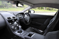 コクピットのデザインは、基本的に「V8ヴァンテージ」と同じ。スエードのステアリングホイールや、カーボン製のドアプルは、このモデルならではの特徴だ。