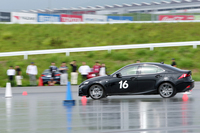 ウエット路面でのフルブレーキ。日ごろは試みることのないこうしたドライビングから、クルマの挙動を理解する。
    