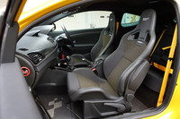 レカロのスポーツシートが鎮座するインテリア。マイナーチェンジを機に、日本仕様車のハンドル位置は右のみとなった。黄色いシートベルトは標準のアイテム。（A）