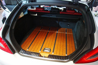 オプションの「designoウッドフロア」。素材にはアメリカンチェリーとスモークドオークが用いられる。