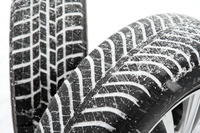 グッドイヤーのオールシーズンタイヤ「ベクター4シーズンズ ハイブリッド」（手前）と、同社のスタッドレスタイヤ「アイスナビ6」。