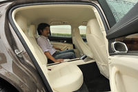 リアシートは、完全独立型の2座となる。今回のマイナーチェンジを機に、ホイールベースを150mm延長して後席の居住性向上を図った「エグゼクティブ」グレードも追加設定された。
    