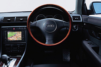 
	【写真上】アウディ「A4」（写真は該当モデルにあらず）
	【写真下】「2.0SEウッドパッケージ」の内装
	 