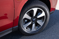 現行型「フォレスター」のタイヤサイズは225/60R17と225/55R18の2種類。すべてのグレードにおいて、「EBD（電子制御制動力配分システム）付4センサー4チャンネルABS」やビークルダイナミクスコントロールが標準装備となる。