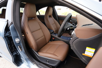 フロントシートは、スポーティーな雰囲気のヘッドレスト一体型を採用。シート表皮には、色や素材の異なる、全7種類の組み合わせが用意される。
    