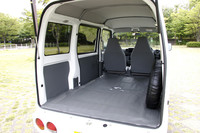 バッテリーは、床下に敷き詰められる。積載スペースはガソリンのミニキャブバンと同じ。
	「i-MiEV」より容量の少ないバッテリーを搭載したモデルを用意した理由は、実証実験の結果、航続距離の延長より価格ダウンを求める声が強かったからだという。