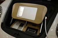 「CMX-200」（下段）と「CMX-400」（上段の可動式ラックに収納）をフロントラゲッジに搭載したポルシェ911がラックスマンの最新デモカー。スピーカーはピュア・ベリリウム振動板採用の「キュリノ」の3ウェイ。