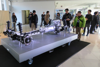 会場では、まずは新型「マツダ・ロードスター」のベアシャシーが来場者をお出迎え。皆興味津々（しんしん）の様子で、席に着くより前にカメラを取り出す人も。
    