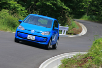 サスペンションは、フロントがスタビライザー付きのマクファーソンストラット、リアがトーションビームアクスルとなる。
    