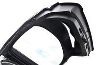 素材にCFRP（炭素繊維強化樹脂）が用いられた、「プリウスPHV」のバックドア。アルミニウム素材のものに比べ約40％軽く仕上げられている。