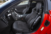 足まわりやエンジンなどに加え、「クーペZ51」ではシートもよりホールド性の高い専用品が装備される。
    