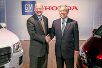 GMのスティーブン・ガースキー副会長（左）と、ホンダの岩村哲夫代表取締役副社長（右）。
    