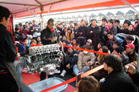 グランドスタンド裏で行われていたプログラムのひとつである「エンジン分解・組み立てデモンストレーション」。RB26DETT（R32〜34のGT-R用）を扱う、NISMO大森ファクトリーのベテランメカニックの鮮やかな手つきに、集まったギャラリーは真剣な眼差しを向けていた。