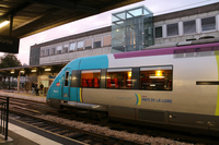 文中のTGVではないが、フランスの鉄道車両の例。暖色系の、控えめな照明が落ち着いた雰囲気を醸し出している。ナントにて。