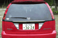 荷室は、開口部約112cm、サードシート使用時の奥行きは約30cmだが、畳めば117cmに拡大できる。（写真をクリックするとシートアレンジが見られます）