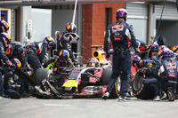 前戦ハンガリーGPで初表彰台を味わったレッドブルのダニール・クビアト（写真）は12番グリッドからスタート。最後のスティントでソフトタイヤを選び、ミディアムを履く前車を次々と追い抜くことに成功、結果4位でフィニッシュした。チームメイトで前年ベルギーGPの覇者、ダニエル・リカルドは5番グリッドから出走、マシントラブルでリタイアを喫した。（Photo=Red Bull Racing）
    