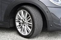 「クーパーS」の標準タイヤサイズは195/55R16。試乗車にはオプションの205/45R17が装着されていた。
