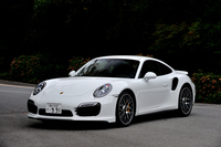 ポルシェ911ターボS
    ボディーサイズ：全長×全幅×全高＝4506×1880×1296mm／ホイールベース：2450mm／車重：1605kg／駆動方式：4WD／エンジン：3.8リッター水平対向6 DOHC 24バルブ ターボ／トランスミッション：7AT／最高出力：560ps/6500-6750rpm／最大トルク：71.4kgm/2100-4250rpm／タイヤ：（前）245/35ZR20 （後）305/30ZR20／車両本体価格：2539万円