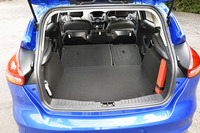 リアシートはいわゆるダブルフォールディング（座面を上方に跳ね上げてから、背もたれを前方に倒す）が可能。荷室フロアをフラットにすることができる。