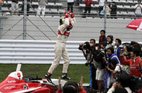 マシンから飛び出し喜びをあらわにするトレルイエ。