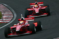 オープニングラップからNo.2 松田次生とNo.1 ブノワ.トレルイエの、チームメイト同士による2位争いが始まった。しかし、プノワのリタイヤで早々に幕が引かれた。