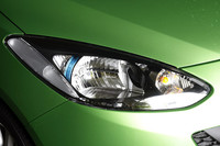 ヘッドランプのブルーリングは、「13-SKYACTIV」のみに見られるディテールである。