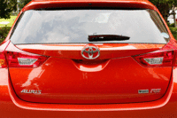 後席は6：4の可倒式。荷室床面の高さを2段階に調節できる「アジャスタブルデッキボード」を採用。（写真をクリックするとシートの倒れるさまが見られます）