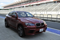 【スペック】X6M：全長×全幅×全高＝4875×1985×1675mm／ホイールベース＝2935mm／車重＝2360kg／駆動方式＝4WD／4.4リッターV8DOHC32バルブターボ（555ps/6000rpm、69.3kgm/1500-5650rpm）／価格＝1490万円