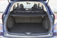 「ハイブリッドX・Lパッケージ」は、ラゲッジルームに簡単に取り外しできるトノカバーを標準装備。使用しないときは、小さくたたんで助手席のシートバックポケットなどにしまうことができる。（写真をクリックすると、シートの倒れる様子が見られます）