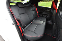 乗車定員は4人。後席は2人掛けとなる。