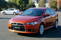 「ギャラン・フォルティス スポーツバック」（写真手前）