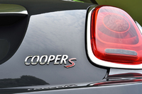 日本での販売開始は2014年4月。現時点でラインナップされているのは「クーパー」と「クーパーS」の2機種。