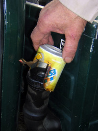 燃料キャップからの雨水の侵入を防ぐため、切断した空き缶やペットボトルをかぶせておくのは、イタリア人アピスタ（アペ乗り）の常識。