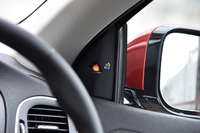 「セーフティ・パッケージ」に含まれる運転支援システム「BLIS（ブラインドスポット・インフォメーション・システム）」作動時の様子。Aピラー付近のランプを点灯することで、斜め後方に他車両が存在することをドライバーに知らせる。
    