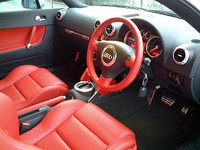 特別真っ赤内装を持つＴＴクーペ。でも意外と喜び薄し。20代前半ギャルにアウディはまだ早い？