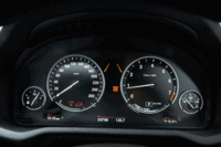 アナログ式のデザインを基本とする計器盤は、各所が液晶表示になっている。（画像をクリックすると表示バリエーションが見られます）
    