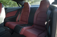 後席は完全に2人乗りだから、乗車定員は4名。クーペの後席が実用的だというのもヘンな話しだけれど、子ども用とか荷物置き場としてではなく、大人がきちんと座れるようにスペースが確保されている。