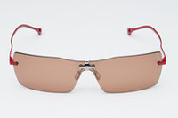 「KOS-102」に装備する赤系のレンズ“アクションコパー”は、明るい色味ながら無駄な光の透過をしっかり抑制。クルマの輪郭や車線がはっきりと見え、細かな動きも瞬時に確認することができます。長時間運転するドライバーに最適。